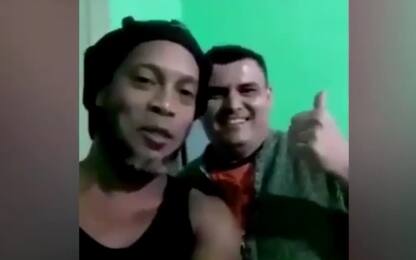 Ronaldinho, messaggio dal carcere: "Sto bene"