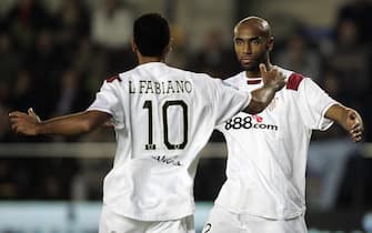 Sevilla 's  French Frederik Kanoute  (R) celebrates his goal with Brazilian Luis Fabiano  during their Spanish league football match at   Madrigal Stadium in Valencia  11 November  2007.AFP PHOTO/Diego Tuson (Photo credit should read DIEGO TUSON/AFP via Getty Images)