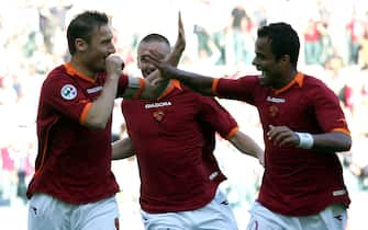 20070509-ROMA-SPO: CALCIO: FINALE DI ANDATA DI COPPA ITALIA; ROMA-INTER. Il capitano della Roma, Francesco Totti, esulta con Mancini e De Rossi, dopo il gol del vantaggio nella finale di andata di Coppa Italia allo stadio Olimpico di Roma.         ANSA/CLAUDIO ONORATI/on































 















