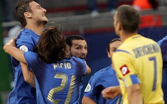 20060630- AMBURGO (GERMANIA)- MONDIALI:ITALY - UCRAINA .L'esultanza di Gianluca Zambrotta (c) festeggiato da Andrea Pirlo eFrancesco Totii per il gol dell'1 a 0 italiano osservati da Andriyt Shevchenko.DANIEL DAL ZENNARO