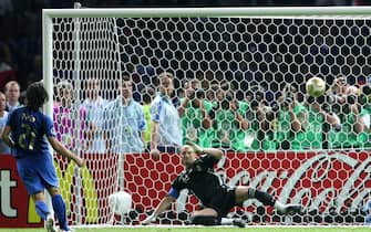 Italian Andrea Pirlo scores against Fabien Barthez (R) during penalty shoot out of the final of the 2006 FIFA World Cup between Italy and France at the Olympic Stadium in Berlin, Germany, Sunday 09 July 2006. 
ANSA/KAY NIETFELD