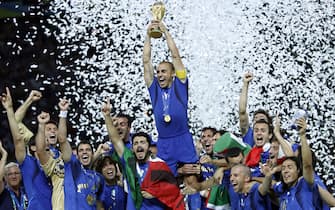 20060709 - BERLINO - SPR - MONDIALI: CANNAVARO SOLLEVA LA COPPA DEL MONDO. Il capitano della Nazionale, Fabio Cannavaro, alza al cielo la Coppa del Mondo, tra i compagni di squadra, al termine della finale del Mondiale 2006 tra Italia a Francia, oggi all'Olympiastadion di Berlino. L'Italia ha vinto il titolo mondiale. In finale ha battuto la Francia 6-4 dopo i rigori. I tempi regolamentari e i supplementari si erano conclusi 1-1. +++ Mobile Services OUT +++ Please refer to FIFA's Terms and Conditions +++ DANIEL DAL ZENNARO - ANSA - KRZ