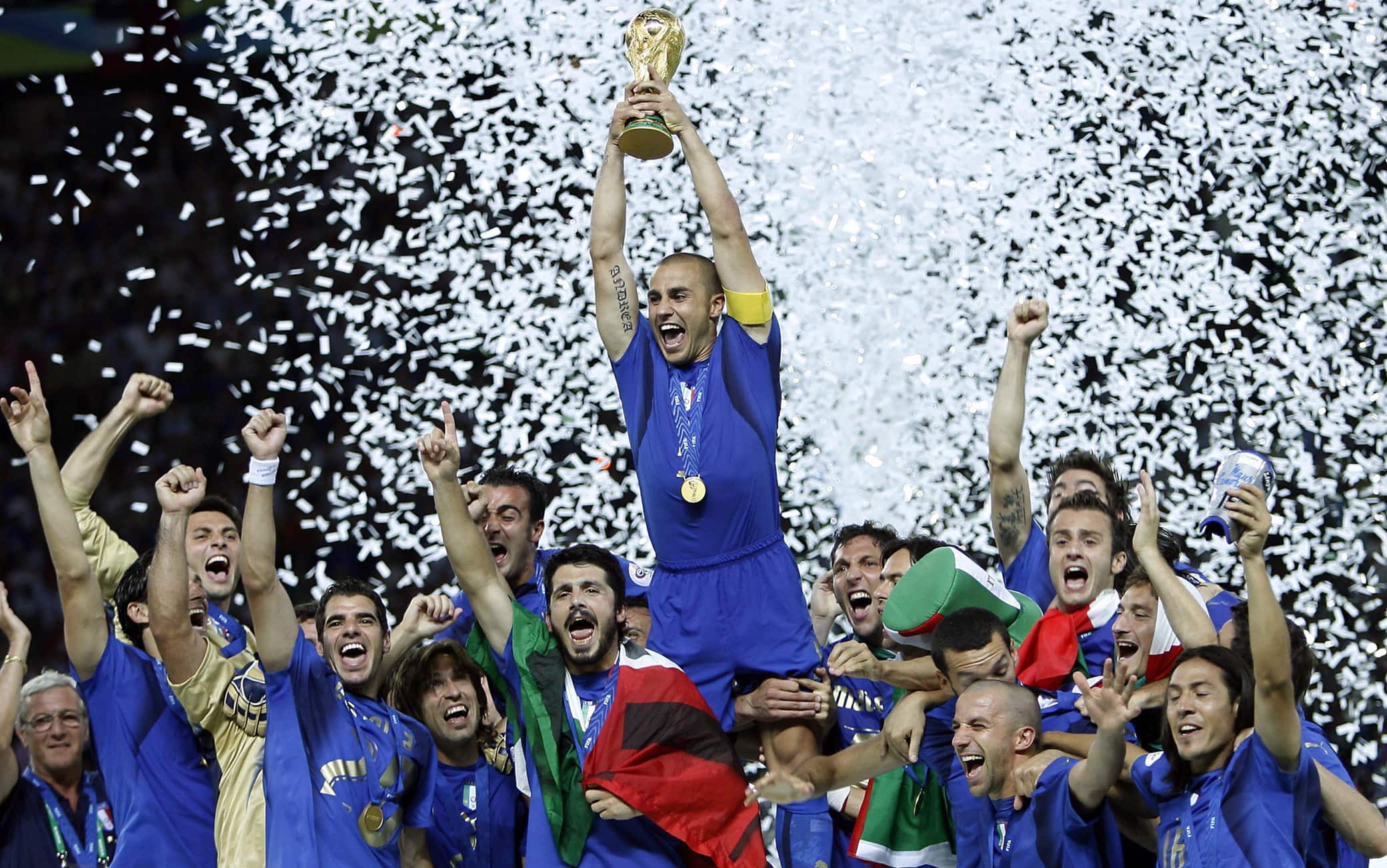 20060709 - BERLINO - SPR - MONDIALI: CANNAVARO SOLLEVA LA COPPA DEL MONDO. Il capitano della Nazionale, Fabio Cannavaro, alza al cielo la Coppa del Mondo, tra i compagni di squadra, al termine della finale del Mondiale 2006 tra Italia a Francia, oggi all'Olympiastadion di Berlino. L'Italia ha vinto il titolo mondiale. In finale ha battuto la Francia 6-4 dopo i rigori. I tempi regolamentari e i supplementari si erano conclusi 1-1. +++ Mobile Services OUT +++ Please refer to FIFA's Terms and Conditions +++ DANIEL DAL ZENNARO - ANSA - KRZ