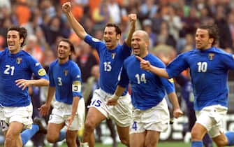 Italian players run towards goalkeeper Francesco Toldo after he made his last save in the penalty shoot-out of the semi-final match Italy vs Netherlands at the EURO 2000 soccer championships in Amsterdam, The Netherlands, Thursday, 29 June 2000. ANSA/EPA/FILIPPO MONTEFORTE