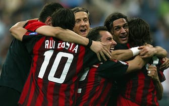 Nella foto d'archivio del 13 maggio 2003 l'esultanza dei giocatori del Milan (riconoscibile Massimo Ambrosini, ieri sera, 28 marzo 2012, in campo contro il Barcellona) per la conquista della finale di Champions League ai danni dei cugini dell'Inter allo stadio San Siro di Milano. Fu quella l'ultima occasione delle quattro in cui i rossoneri, dopo aver pareggiato per 0-0 nell'incontro di andata, furono promossi al ritorno (anche se in quel caso, trattandosi di un derby, tutte e due le partite si disputarono al Meazza). MATTEO BAZZI - ANSA 