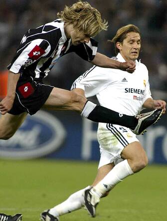 Il centrocampista ceco della Juventus, Pavel Nedved, realizza un gol nella semifinale di ritorno della Champions League a Torino contro il Real Madrid, 14 maggio 2003. ANSA/DANIEL DAL ZENNARO