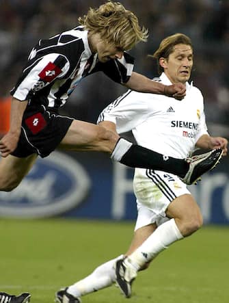 Il centrocampista ceco della Juventus, Pavel Nedved, realizza un gol nella semifinale di ritorno della Champions League a Torino contro il Real Madrid, 14 maggio 2003. ANSA/DANIEL DAL ZENNARO