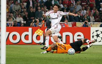 AC Milan striker Filippo Inzaghi beats Liverpool goalkeeper Pepe Reina to score the 2-0 lead during the UEFA Champions League final at the Olympic stadium in Athens, Greece, 23 May 2007.  
ANSA/KERIM OKTEN 