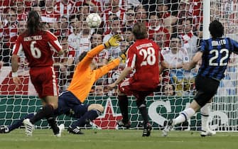 L'attaccante argentino dell'Inter, Diego Milito (D), segna il goal contro il Bayern Munich durante la finale di Champions League allo stadio Santiago Bernabeu di Madrid, in una immagine del 22 maggio 2010.
ANSA/KERIM OKTEN