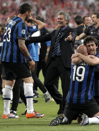 Inter Milan's Diego Milito (R) and Esteban Cambiasso celebrate after the UEFA Champions League final between Bayern Munich and Inter Milan at the Santiago Bernabeu stadium in Madrid, Spain, 22 May 2010. In centre is Inter Milan coach Jose Mourinho. 
ANSAEMILIO NARANJO