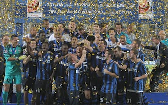 epa02500581 FC Internazionale Milano players celebrate with their trophy after winning the final match against TP Mazembe Englebert at FIFA Club World Cup at Zayed Sports City Stadium in Abu Dhabi, United Arab Emirates on 18 December 2010.  EPA/ALI HAIDER