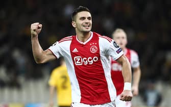 epa07193540 Dusan Tadic of Ajax celebrates first goal during the UEFA Champions League game between AEK Athens and AFC Ajax in OAKA Stadium on Tuesday 27 November 2018 in Athens, Greece.  EPA/GEORGIA PANAGOPOULOU