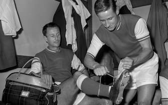A picture taken on June 29, 1960 in Reims, northeastern France, shows French Reims legendary football team defender Robert Jonquet (L) as other legendary Reims player Raymond Kopa ties his shoes (R) for Jonquet's last match with the team. Jonquet died on December 18, 2008 aged 83, accordling to Reims team staff members. 
AFP PHOTO GEORGES BENDRIHEM / AFP PHOTO / -        (Photo credit should read -/AFP via Getty Images)