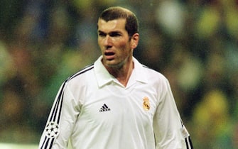MADRID - APRIL 10:  Zinedine Zidane of Real Madrid in action during the UEFA Champions League quarter-final second leg match between Real Madrid and Bayern Munich played at the Bernabeu, in Madrid, Spain on April 10, 2002. Real Madrid won the match 2-0, winning the tie 3-2 on aggregate. (Photo by Gary M. Prior/Getty Images)