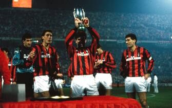 ©Marco Ravezzani/Lapresse
07-12-1989 Milano, Italia 
Calcio
Finale Supercoppa Europea  Milan-Barcellona 1-0
Nella foto : il calciatori del Milan con la coppa .