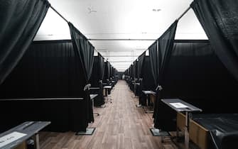 Beds separated by black fabric are set up as a temporary field hospital for COVID-19 patients is under construction at the USTA Billie Jean King national tennis center in the Borough of Queens on April 8, 2020 in New York. (Photo by Bryan R. Smith / AFP)