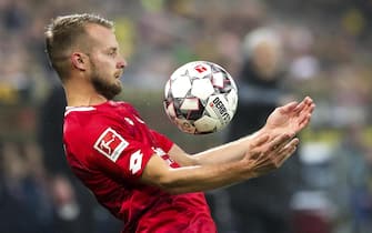 epa07187120 Mainz's Daniel Brosinski in action during the German Bundesliga soccer match between FSV Mainz 05 and Borussia Dortmund in Mainz, Germany, 24 November 2018.  EPA/ARMANDO BABANI CONDITIONS - ATTENTION: The DFL regulations prohibit any use of photographs as image sequences and/or quasi-video.