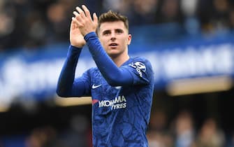 epa08237652 Chelsea's Mason Mount greets supporters  at the end of the English Premier league soccer match between Chelsea and Tottenham Hotspur held at Stamford Bridge in London, Britain, 22 February 2020.  EPA/FACUNDO ARRIZABALAGA EDITORIAL USE ONLY. No use with unauthorized audio, video, data, fixture lists, club/league logos or 'live' services. Online in-match use limited to 120 images, no video emulation. No use in betting, games or single club/league/player publications