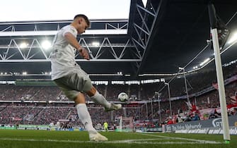epa08019933 Bayern's Joshua Kimmich in action during the German Bundesliga soccer match between Fortuna Duesseldorf and FC Bayern Munich in Duesseldorf, Germany, 23 November 2019.  EPA/FRIEDEMANN VOGEL CONDITIONS - ATTENTION: The DFL regulations prohibit any use of photographs as image sequences and/or quasi-video.