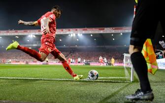 BERLIN, GERMANY - SEPTEMBER 27: Christopher Trimmel of Union Berlin takes a corner kick during the Bundesliga match between 1. FC Union Berlin and Eintracht Frankfurt at Stadion An der Alten Foersterei on September 27, 2019 in Berlin, Germany. (Photo by Reinaldo Coddou H./Bundesliga/Bundesliga Collection via Getty Images)