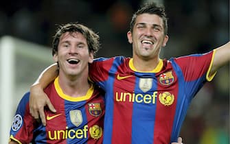epa02336453 FC Barcelona's strikers Argentinian Lionel Messi (L) and Spanish David Villa (R) celebrate their second goal against Panathinaikos Athens during their UEFA Champions League group D soccer match at Nou Camp stadium in Barcelona, north-eastern Spain, 14 September 2010.  EPA/ANDREU DALMAU