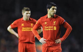 epa03594536 Liverpool's Luis Suarez (R) and Steven Gerrard (L) show their dejection during the UEFA Europa League round of 32 second leg soccer match against Zenit St.Petersburg at Anfield in Liverpool, Britain, 21 February 2013.  EPA/PETER POWELL