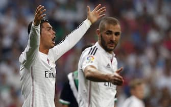 epa04368193 Real Madrid's Cistiano Ronaldo (L) and Karim Benzema (R) gesture during the Spanish Primera Division soccer match between Real Madrid and Cordoba at Santiago Bernabeu stadium in Madrid, Spain, 25 August 2014.  EPA/JUAN CARLOS HIDALGO