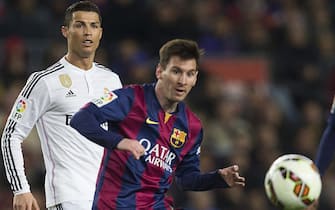 Real Madrid's Portuguese striker Cristiano Ronaldo (L) duels for the ball with FC Barcelona's Argentinian striker Lionel Messi (R) during the Spanish Liga Primera Division soccer match played at Camp Nou stadium, in Barcelona, Spain, 22 March 2015. EFE/Alejandro Garcia