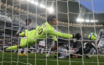 Bordeaux's English forward Josh Maja Nice's Argentinian goalkeeper Walter Benitez makes a save during a French L1 football match Bordeaux (FCGB) vs Nice on March 1 2020 at stade Matmut Atlantique in Bordeaux. (Photo by ROMAIN PERROCHEAU / AFP) (Photo by ROMAIN PERROCHEAU/AFP via Getty Images)