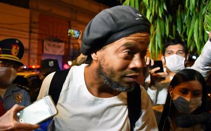 Ronaldinho: "Calcio e autografi anche in carcere"