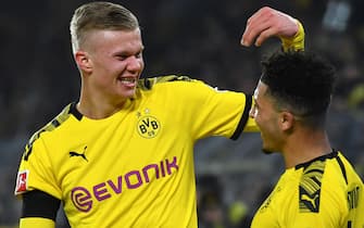 epa08160901 Dortmund's Erling Haaland (L) celebrates with teammate Jadon Sancho after scoring the 4-1 lead during the German Bundesliga soccer match between Borussia Dortmund and 1. FC Koeln in Dortmund, Germany, 24 January 2020.  EPA/SASCHA STEINBACH CONDITIONS - ATTENTION: The DFL regulations prohibit any use of photographs as image sequences and/or quasi-video.