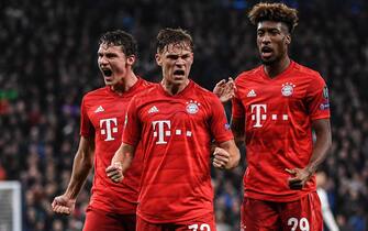 epa07887003 Joshua Kimmich (C) of Bayern Munich celebrates his goal with teammates Benjamin Pavard (L) and Kingsley Coman (R) during the UEFA Champions League Group B soccer match between Tottenham Hotspur and Bayern Munich in London, Britain, 01 October 2019.  EPA/ANDY RAIN