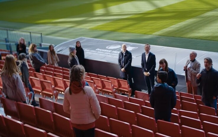 Gli studenti sugli spalti del Telia Parken di Copenhagen