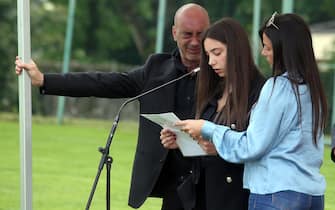 I genitori e la sorella di Andrea Rinaldi, il diciannovenne calciatore di Atalanta e Legnano morto per un aneurisma, durante i funerali nel centro sportivo di Cermenate, in provincia di Como, 19 maggio 2020. ANSA/MATTEO BAZZI&nbsp;