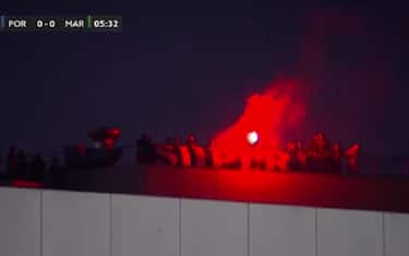Porte chiuse? Tifosi Porto sul tetto dello stadio