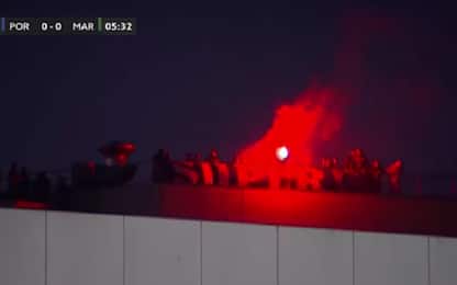 Porte chiuse? Tifosi Porto sul tetto dello stadio