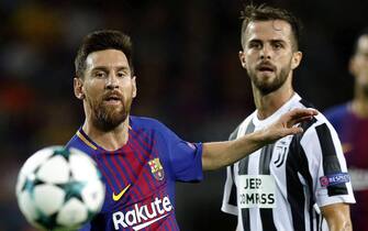 epa06200896 FC Barcelona's Lionel Messi (L) and Juventus' Miralem Pjanic eye the ball during the UEFA Champions League match between FC Barcelona and Juventus FC, in Barcelona, Catalonia, Spain, 12 September 2017.  EPA/ALBERTO ESTEVEZ