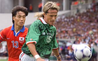 SDG23 - 19980613 - LYON, FRANCE - South Korean defender Tae Young Kim (L) fights for the ball with Mexican forward Luis Hernandez 13 June at Stade de Gerland in Lyon during the 1998 Soccer World Cup Group E first round match between South Korea and Mexico. (ELECTRONIC IMAGE)
EPA PHOTO           AFP/OMAR TORRES