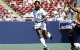 EAST RUTHERFORD, NJ - CIRCA 1977: Pele' #10 of the New York Cosmos in action during an NASL Soccer game circa 1977 at Giants Stadium in East Rutherford, New Jersey. Pele' played for the Cosmos from 1975-77. (Photo by Focus on Sport/Getty Images) 