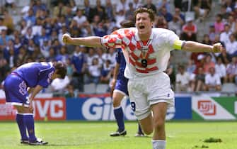 BEA32-19980620-NANTES: Croatian forward Davor Suker (C) jubilates after scoring the 1-0 lead for his team 20 June at Beaujoire stadium in Nantes, western France, during the 1998 Soccer World Cup group H first round match between Japan and Croatia. Croatia won 1-0.   (ELECTRONIC IMAGE)   EPA PHOTO/AFP/JACQUES DEMARTHON