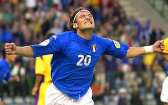 epa05942133 (FILE) Italy's Francesco Totti celebrates after scoring the 1-0 lead during the UEFA EURO 2000 quarter final soccer match between Italy and Romania in Brussels, Belgium, 24 June 2000 (reissued 03 May 2017). Italian Serie A side AS Roma confirmed on 03 May 2017 that Roma legend Francesco Totti will retire at the end of the season. The 40-year-old scored 250 goals in 616 appearances for the Giallorossi since 1993 and won the FIFA World Cup in 2006.  EPA/BENOIT DOPPAGNE