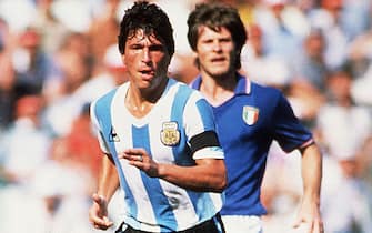 ITALY - UNSPECIFIED: Daniel Passerella of Argentina and Gabriele Oriali (back) of Italy during the World Cup Spain 1982 match between Italy and Argentina at Estadio de SarriÃ  on June 29, 1982  in Barcelona , Spain. (Photo by Alessandro Sabattini/Getty Images)