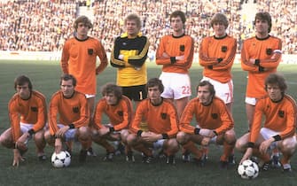 25 Jun 1978: Team photograph of the Dutch team before the World Cup Final match between Argentina and Holland at the Monumental Stadium in Buenos Aires, Argentina. Argentina won the World Cup 3-1. \ Mandatory Credit: Allsport UK /Allsport