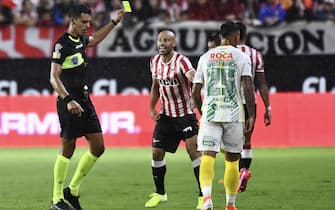 LA PLATA, ARGENTINA - FEBRUARY 17: Referee Leandro Rey Hilfer shows a yellow card to Javier Mascherano of Estudiantes during a match between Estudiantes and Defensa y Justicia as part of Superliga 2019/20 at Jorge Luis Hirschi Stadium on February 17, 2020 in La Plata, Argentina. (Photo by Rodrigo Valle/Getty Images)