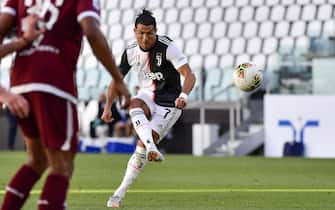 Foto Marco Alpozzi/LaPresse 
04 Luglio 2020 Torino, Italia 
sport calcio 
Juventus Vs Torino - Campionato di calcio Serie A TIM 2019/2020 - Allianz Stadium
Nella foto:  Cristiano Ronaldo (Juventus F.C.); segna 

Photo Marco Alpozzi/LaPresse 
July 04, 2020 Milano, Italy 
sport soccer 
Juventus Vs Torino  - Italian Football Championship League A TIM 2019/2020 - Allianz Stadium
In the pic: Cristiano Ronaldo (Juventus F.C.); score his goal