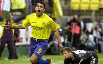 epa00172103 Brazilian Sonny Anderson (L) of Villareal celebrates after scoring against Celtic Glasgow, during the return match in the UEFA Cup quarter finals on Wednesday, 14 April 2004, in Villareal.  EPA/MANUEL BRUQUE