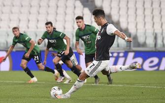 Foto LaPresse - Fabio Ferrari
11 Luglio 2020 Torino, Italia 
Sport
Calcio
Juventus Fc vs Atalanta - Campionato di calcio Serie A TIM 2019/2020 - Allianz Stadium.
Nella foto:Cristiano Ronaldo (Juventus F.C.);rete su rigore 1-1

Photo LaPresse - Fabio Ferrari
July 11, 2020 Turin, Italy
sport
soccer
Juventus Fc vs Atalanta  - Italian Football Championship League A TIM 2019/2020 - Allianz Stadium.
In the pic:Cristiano Ronaldo (Juventus F.C.);gol penalty 1-1