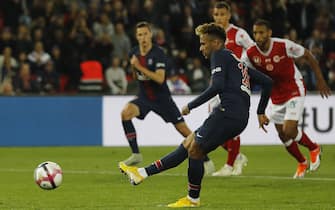 epa07049408 Neymar of Paris Saint Germain converts a penalty during the French Ligue 1 soccer match between Paris Saint Germain and Reims, in Paris, France 26 September 2018.  EPA/ETIENNE LAURENT