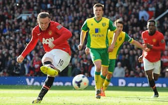 epa04181192 Manchester United's Wayne Rooney (L) scores the 1-0 lead from the penalty spot during the English Premier League soccer match between Manchester United and Norwich City at Old Trafford in Manchester, Britain, 26 April 2014.  EPA/PETER POWELL DataCo terms and conditions apply.
http://www.epa.eu/files/Terms%20and%20Conditions/DataCo_Terms_and_Conditions.pdf