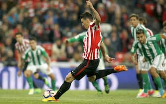 Athletic Bilbao's midfielder Aritz Aduriz scores a penalty during the Liga Primera Division 34th round match between Athletic Bilbao and Betis at the San Mames stadium in Bilbao, Basque Country, Spain, 27 April 2017. EFE/Luis Tejido 